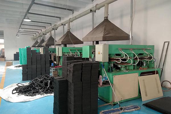 Knee protector molding workshop